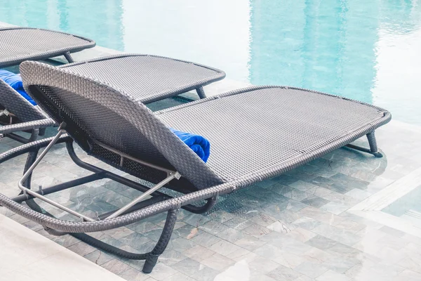 Decoração de cadeira em torno da piscina — Fotografia de Stock