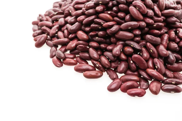 Červené fazole na bílém pozadí — Stock fotografie