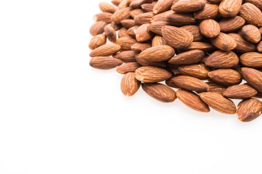 Badem yığını üzerinde beyaz