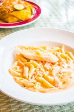 Carbonara makarna beyaz plaka