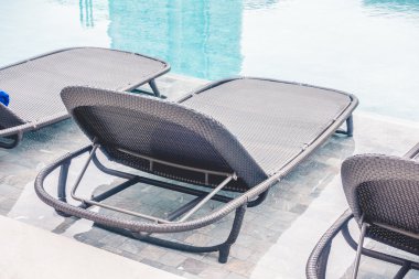 Sandalye dekorasyonu havuz çevresinde