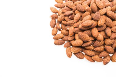 Badem yığını üzerinde beyaz