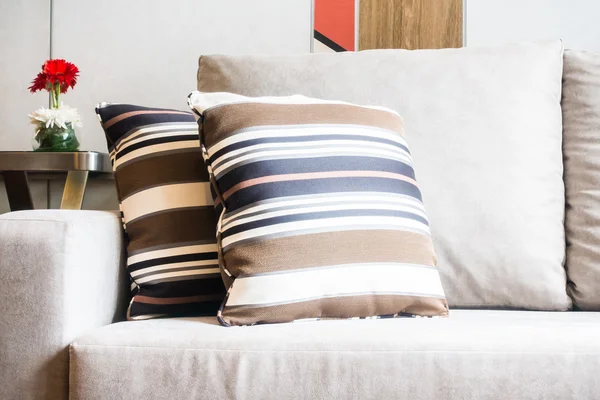 Poduszki na kanapie — Zdjęcie stockowe