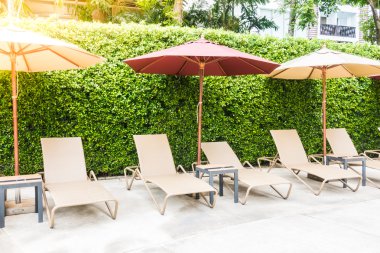 Yüzme Havuzu etrafında şemsiye sandalye