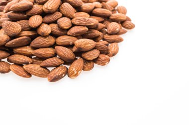 Badem yığını üzerinde beyaz