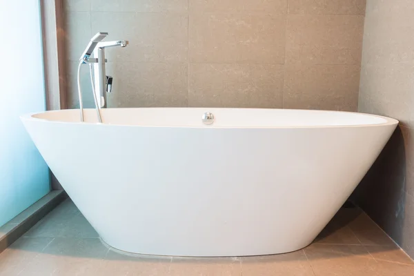 Vasca da bagno bianca lusso — Foto Stock
