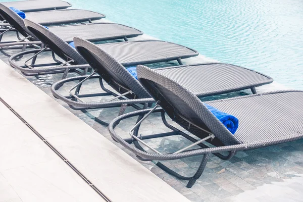 Sandalye dekorasyonu havuz çevresinde