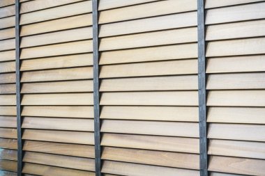 Ahşap jaluzi ve pencere