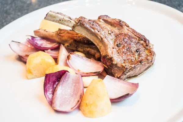 Izgara kuzu raf biftek