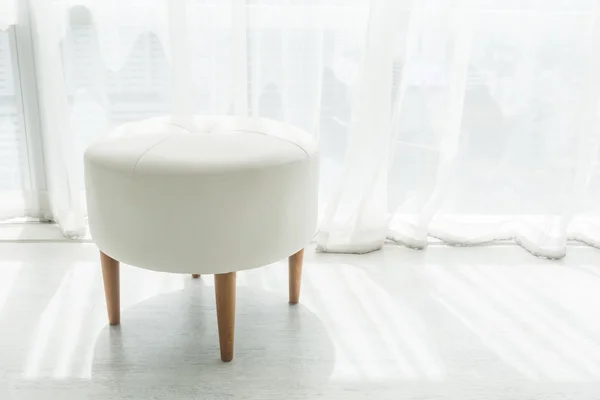 Chaise de tabouret blanc — Photo