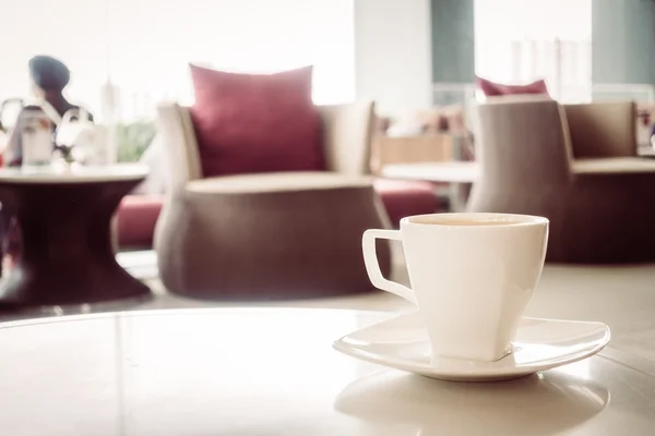 Coffee cup in coffee shop — Stock Photo, Image