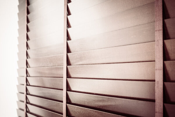 Деревянные жалюзи и окна
