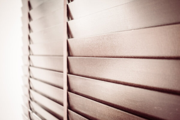 Деревянные жалюзи и окна
