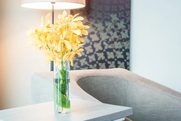 Váza květ na stole — Stock fotografie