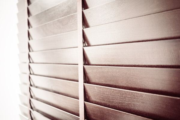 Деревянные жалюзи и окна
