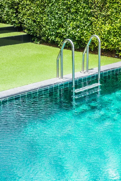 Zwembad buiten — Stockfoto