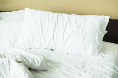 Dağınık beyaz yastık