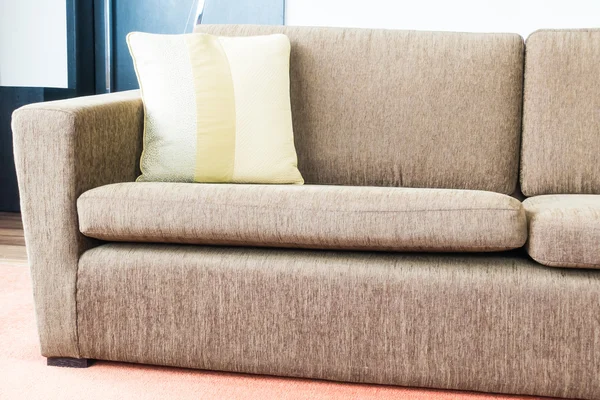 Travesseiro no sofá — Fotografia de Stock
