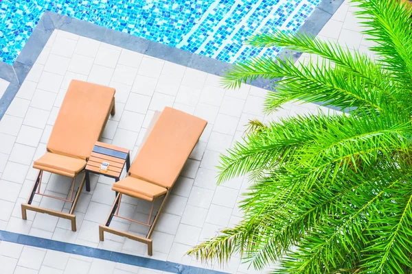 Cadeira guarda-chuva em torno da piscina — Fotografia de Stock