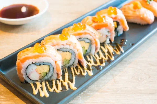 Вкусные суши из лосося — стоковое фото