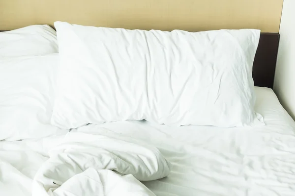 Travesseiro branco bagunçado — Fotografia de Stock