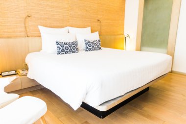 yatakta güzel yastıklar