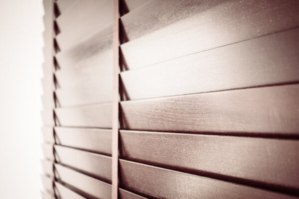 Деревянные жалюзи и окна
