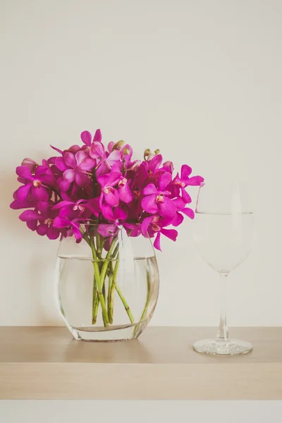 Bicchiere e vaso d'acqua — Foto Stock