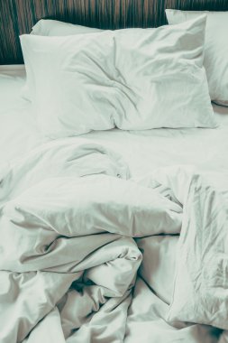 Yatakta beyaz yastıklar