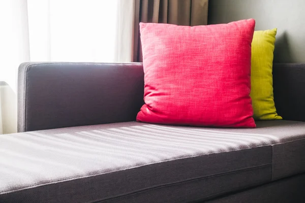 Подушки на дивані — стокове фото