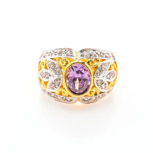 Όμορφο πολυτελές χρυσό δαχτυλίδι με διαμάντι κοσμήματα — Φωτογραφία Αρχείου