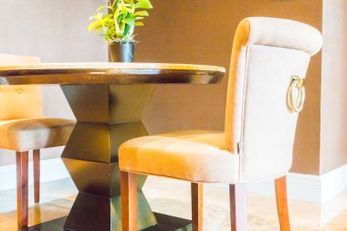 Boş masa ve sandalye