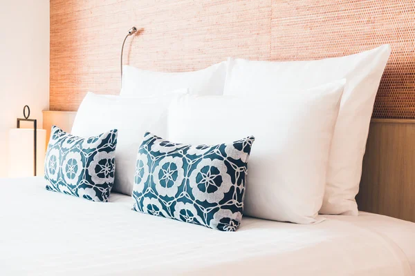 침대에 아름 다운 베개 — 스톡 사진