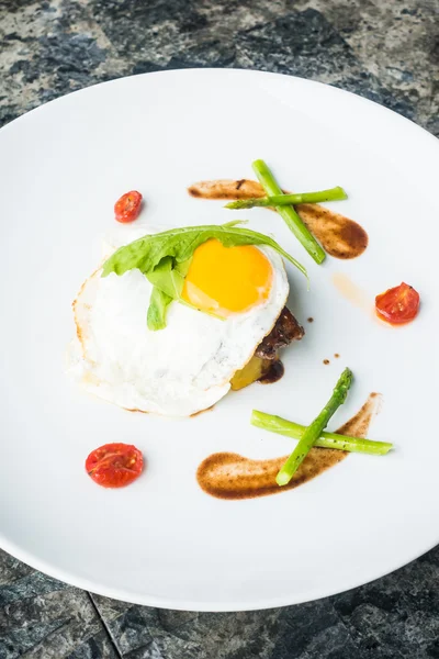 Beyaz tabak içinde kızarmış yumurta