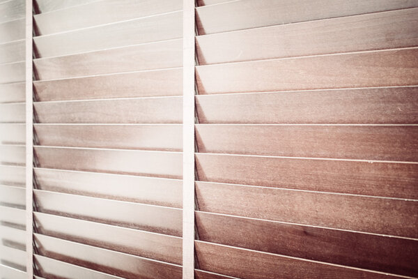 Деревянные жалюзи и окна
