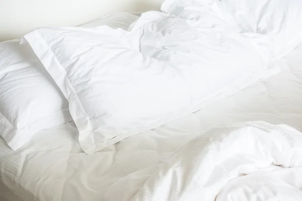 Beyaz çarşaf yastık — Stok fotoğraf