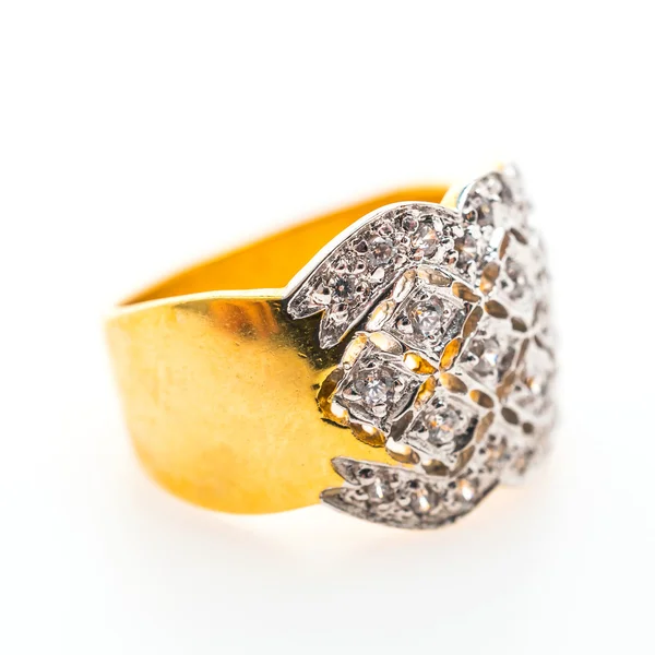 Vackra lyxiga guld ring med smycken diamant — Stockfoto