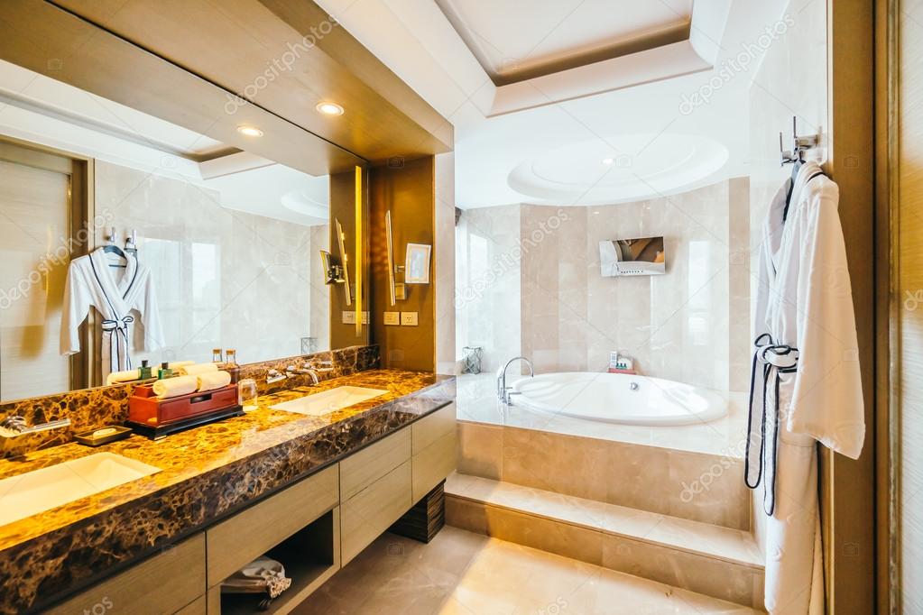 Interior de cuarto de baño de lujo hermoso — Foto editorial de stock ... Interior de cuarto de baño de lujo hermoso — Foto editorial de stock ...
