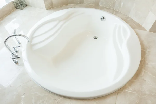 Beautiful luxury white bathtub — Stock Photo, Image