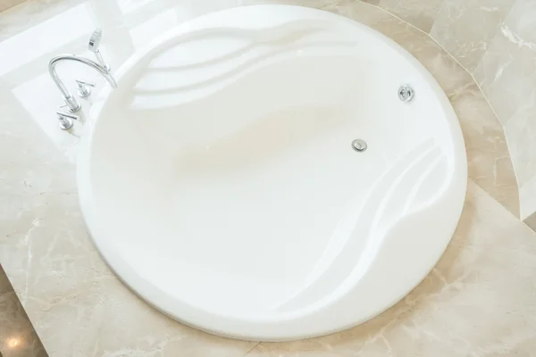 Bella vasca da bagno bianca di lusso — Foto Stock