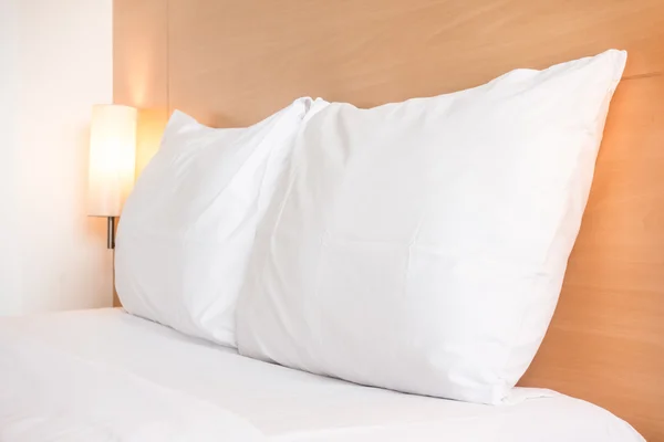 Біла подушка на ліжку — стокове фото