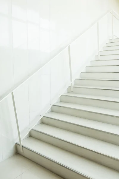 Weiße Betontreppe — Stockfoto