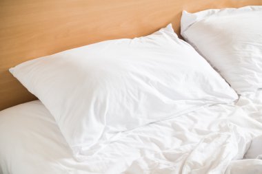 Beyaz dağınık yastık