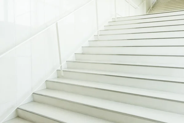 Weiße Betontreppe — Stockfoto