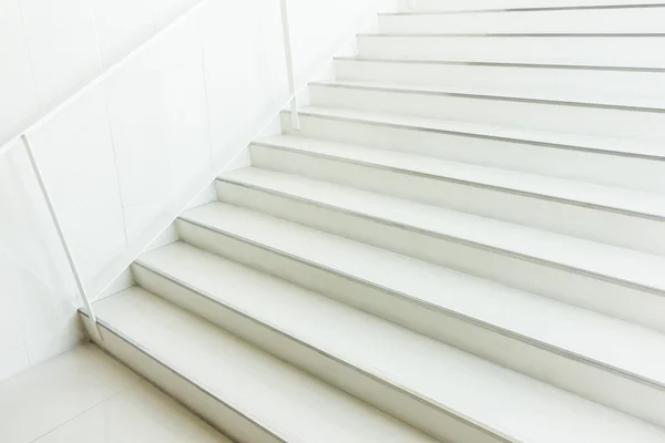 Beyaz beton merdiven — Stok fotoğraf