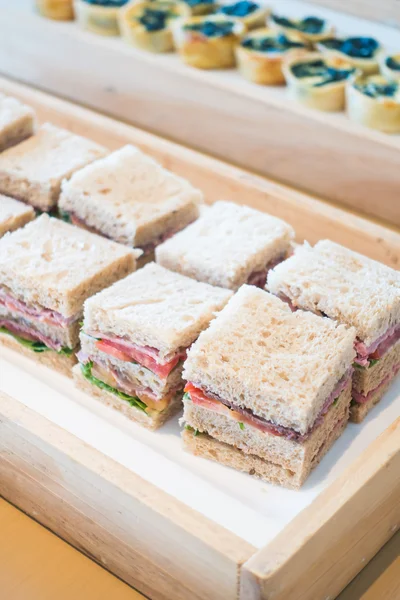 Deliciosos sanduíches na mesa — Fotografia de Stock