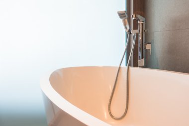 Beyaz lüks küvet dekorasyon