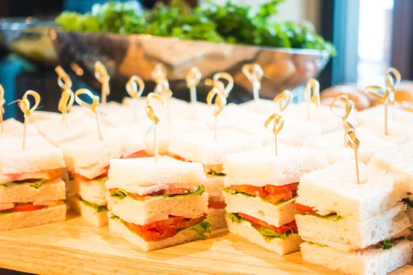 Deliciosos sanduíches na mesa — Fotografia de Stock
