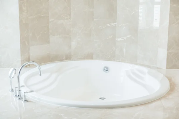 Belle baignoire blanche de luxe — Photo