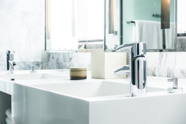 Musluk ve lavabo dekorasyon 